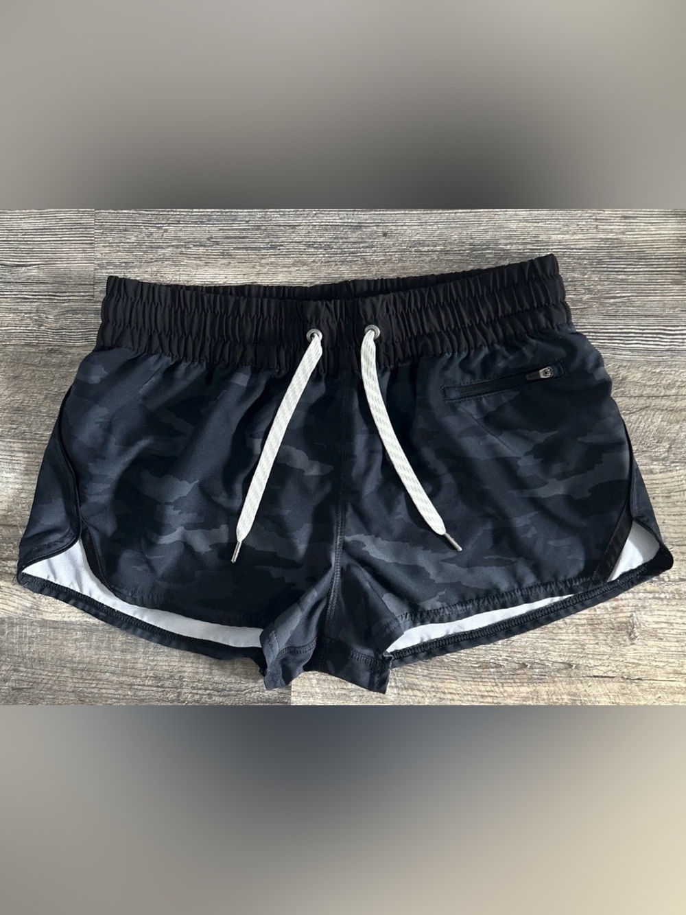 Vuori Women's Small Clementine short in Black Watercolor Camo VW304 Inseam 2”